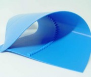 Bande transporteuse à profil de guidage intégré moulé