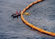 Barrage flottant et filtrant anti-pollution