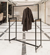 Barre porte-manteaux mobile métallique