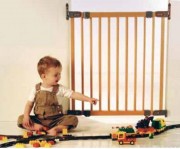 Barrière de sécurité enfant pivotante en bois - Dim. L72.1 à 110.9 x H70 cm