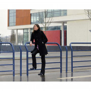 Barrière de ville et assis debout