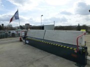 Barrière anti chute pour déchèterie avec déversoir assisté