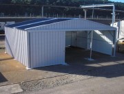 Bâtiment métallique à porte coulissante