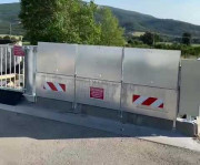 Barrière déchetterie avec bavette rabattable anti-chute