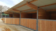 Boxe pour chevaux avec portail pivotant