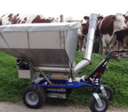 Brouette électrique distributrice d’aliments pour l’élevage