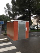 Cabine sanitaire PMR et urinoirs extérieurs