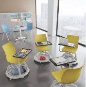 Chaise avec tablette pivotante