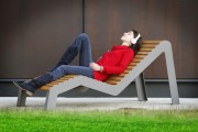 Chaise longue urbaine en bois composite
