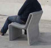 Chaise urbaine en béton