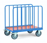 Chariot à ridelles latérales