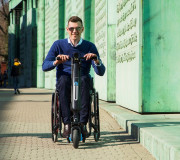 Cinquième roue électrique pour fauteuil roulant - Poids : 13 kg incluant la batterie