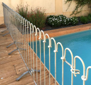 Clôture de piscine à l'épreuve des enfants - Montage rapide sans perçage et sans fondations