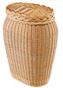 Coffre ovale galbé en osier
