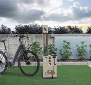 Station de réparation vélo électriques avec pompe de gonflage 