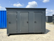 Conteneur sanitaire 3 cabines : wc, urinoir + chaudière, douche