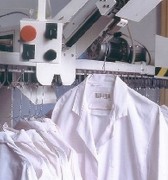 Convoyeur blanchisserie à commande électrique manuelle