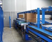 Convoyeur rouleaux asservissement automatique d'un stockeur