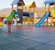 Dalle amortissante de sécurité pour aire de jeux