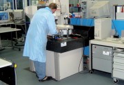 Dalle pvc pour sol laboratoire - rénovation rapide sans colles labo et bureaux.