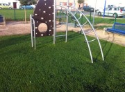 Dalles amortissantes alvéolées pour aire de jeux