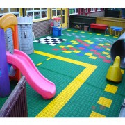 Dalles clipsables aire de jeux crèche