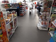  Dalle PVC clipsable pour magasin - Dimensions : 45,7 × 45,7 cm - Épaisseur : 5 mm - Résistance au glissement : R9
