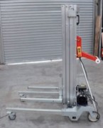 Elevateur de charges à treuil manuel