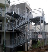 Escalier cube de secours extérieur