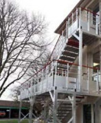 Escalier d’accès avec palier en aluminium - Rampes et garde-corps amovibles