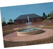 Fontaine publique en pierre avec jets d'eau lumineux