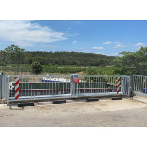 Garde corps coulissant pour bennage en déchetterie