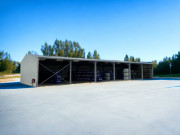 Hangar en kit galvanisé 740m² bardé 3 côtés