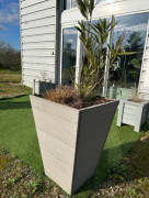 Jardinière design conique en matériau recyclé - Dim : 62 x 62 x 89 cm - Capacité : 90 L