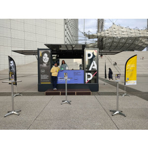 Kiosque mobile et solaire taille l