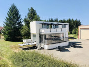 Location camion événementiel haut de gamme avec terrasse - Surface : 145 m² - Dimensions déployées : jusqu'à L.16 x l.9 m - Plateforme PMR intégrée