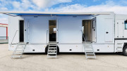 Location camion événementiel polyvalent modulable - Surface : jusqu’à 30 m² - Dimensions : jusqu'à 12 x 6,4 m avec extensions - Climatisation et écrans TV intégrés