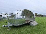 Location caravane événementielle américaine vintage - Dimensions intérieures : L.6500 mm x l.2400 mm x H.1930 mm