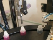 Machine de remplissage de bouchage flacons liquides