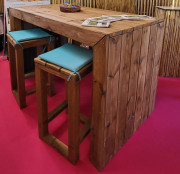 Mange-debout korniche en pin