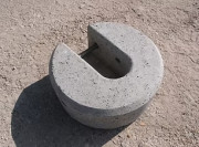 Masse de lestage cylindrique en béton - Poids : 23 kg - Dimensions : 355 × 240 × 140 mm - Passage de manutention : Ø 22 mm