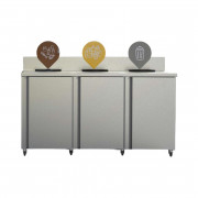 Meuble 3 conteneurs de tri sélectif sur roues en inox- Bacs roulants en plastique recyclé 3 x 85L - Portes frontales -3 supports signalétiques - L. 1547 x P.695 x H.843 mm