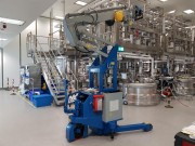 Grue électrique à batterie avec capacité de levage jusqu’à 3.000 kg