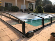 Motorisation pour abri piscine coulissant - Dimensions : L.430 x H.205 x P.145 mm - Poids maximal déplacé : 800 kg - Capacité batterie : 2 x 8,5 Ah