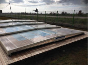 Motorisation solaire pour abri piscine - Dimensions : L.880 x H.120 x P.100 mm - Capacité batterie : 2 x 9 Ah - Panneau solaire : 5 W