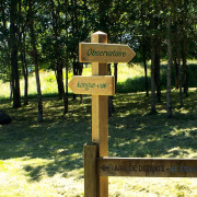 Panneau directionnel en bois gravé