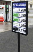 Panneau prix station service sur poteau