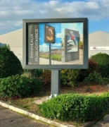 Panneau publicitaire 4m² sur pied - Affichage statique ou déroulant vertical pour 2 à 5 affiches - Format portait ou paysage
