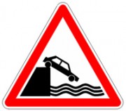 Panneaux débouchés sur un quai