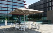 Parasol géant automatique pour terrasse